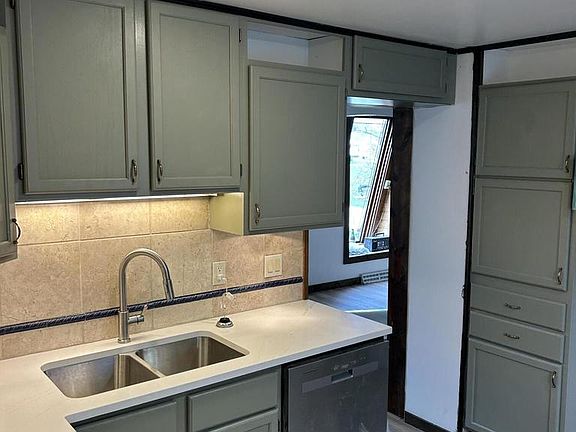 3rd image of 419 Hayes AVENUE