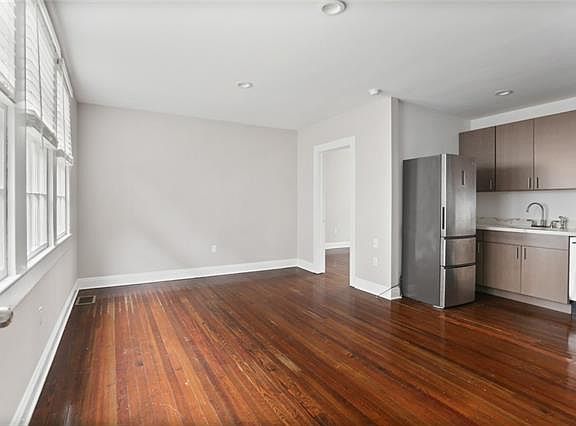2nd image of 910 S Carrollton Ave APT C