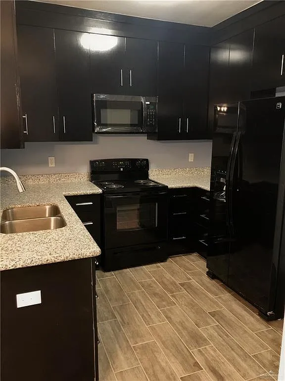 1 bed, 1.5 bath, 950 sqft, $950 — Photo 2