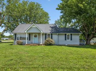 903 Days Rd, Lafayette, TN 37083
