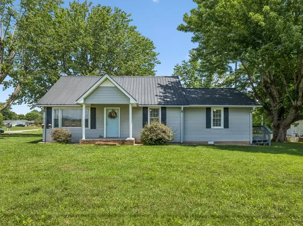 903 Days Rd, Lafayette, TN 37083
