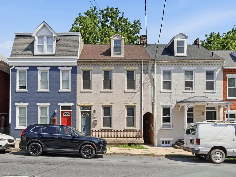 339 E Chestnut St — Photo 1