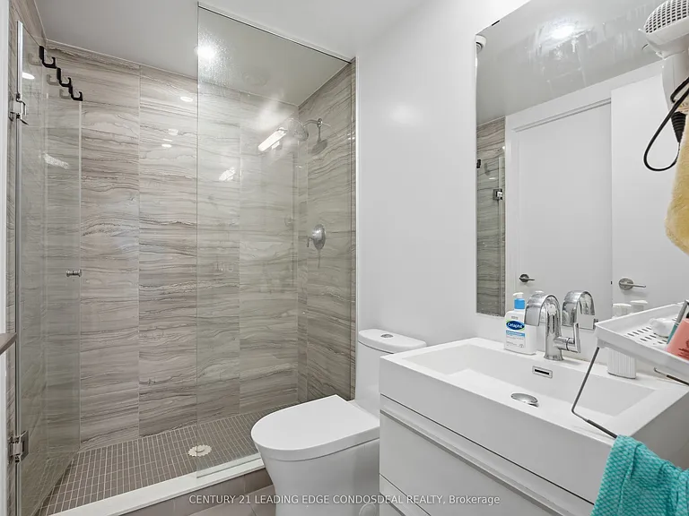 39 Roehampton Ave #807 — Photo 25