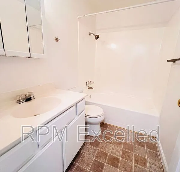 634 M St NE #4 — Photo 11
