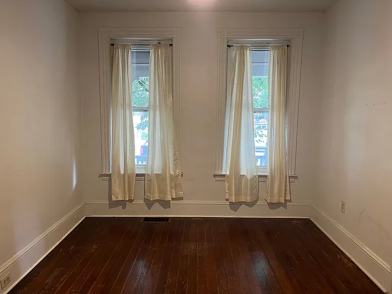 562 W Lemon St — Photo 4