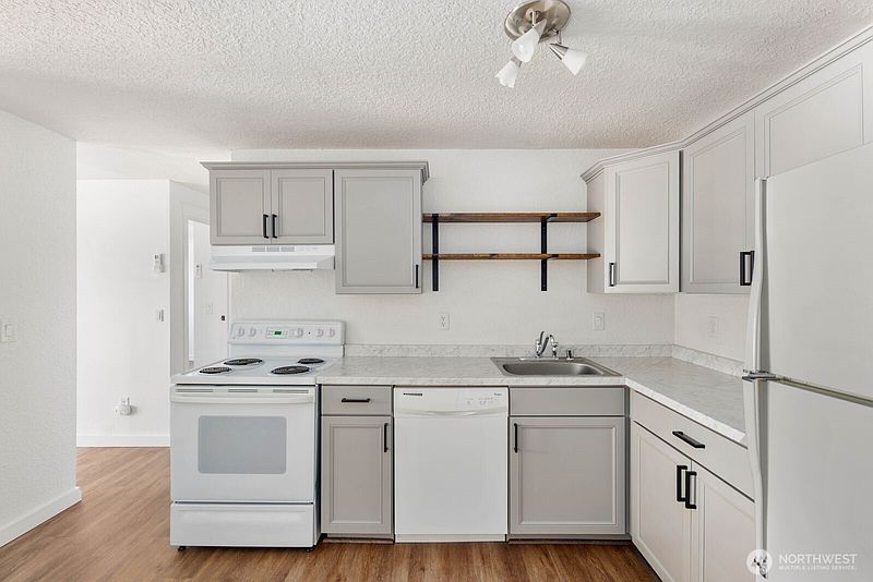 4th image of 435 Williams Avenue N #206