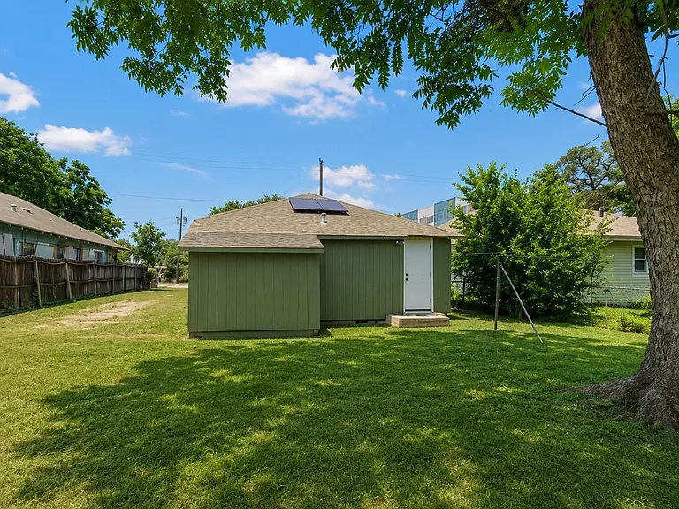 220 Engel St — Photo 20