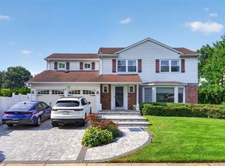 2 Foxhurst Ct, New Hyde Park, NY 11040