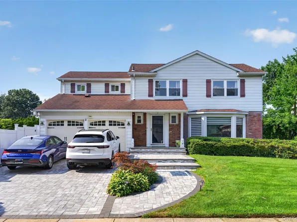 2 Foxhurst Court, Manhasset Hills, NY 11040