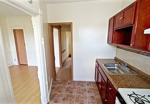 4th image of 611 Bainbridge St #2