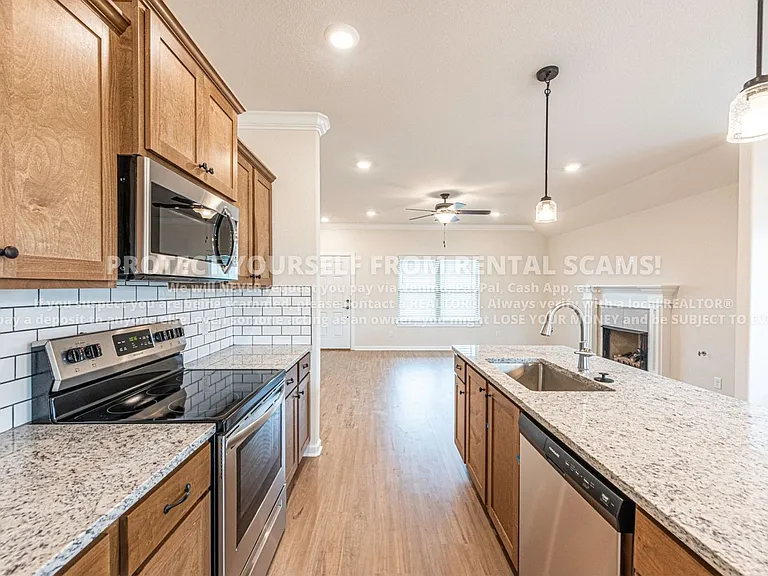 142 N Broyles Ave — Photo 4