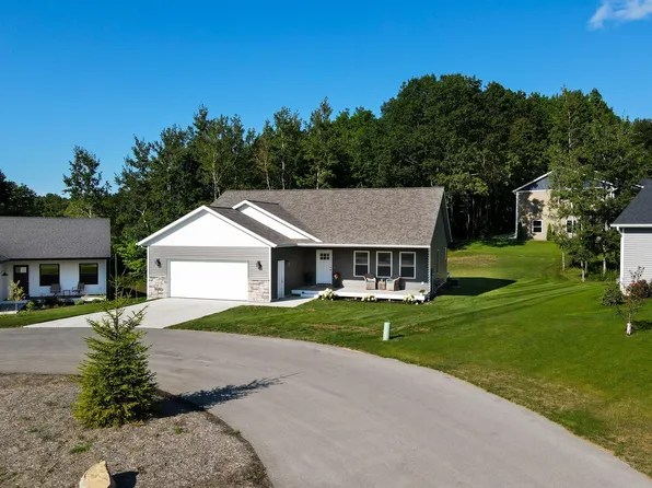 846 Crest Ct, Traverse City, MI 49696