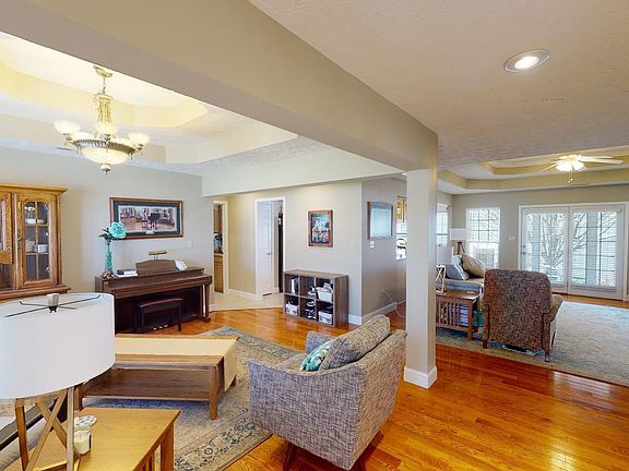3rd image of 125 Applewood Dr