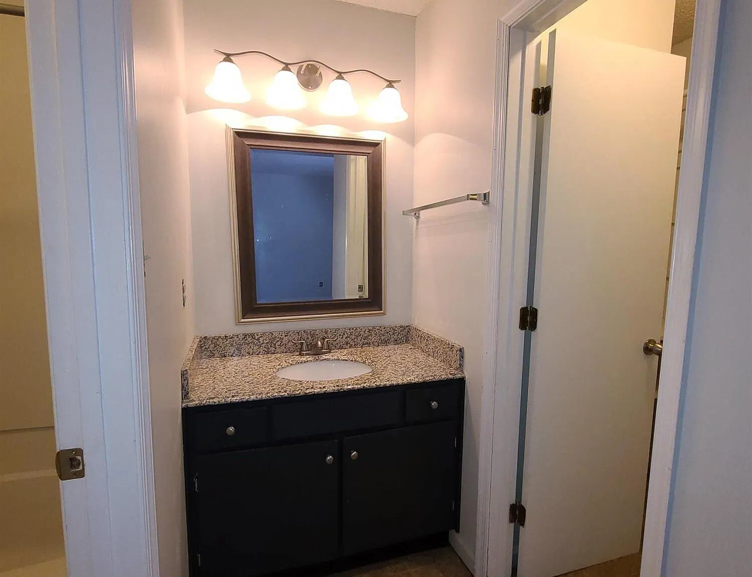 3 bed, 2.5 bath, 1330 sqft, $1,500 — Photo 3