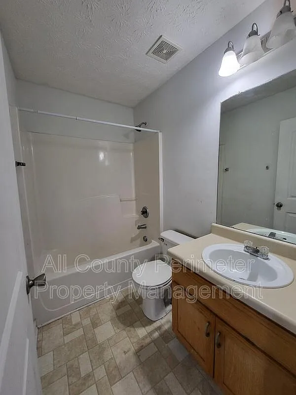 3 bed, 2.5 bath, 1408 sqft, $1,495 — Photo 3