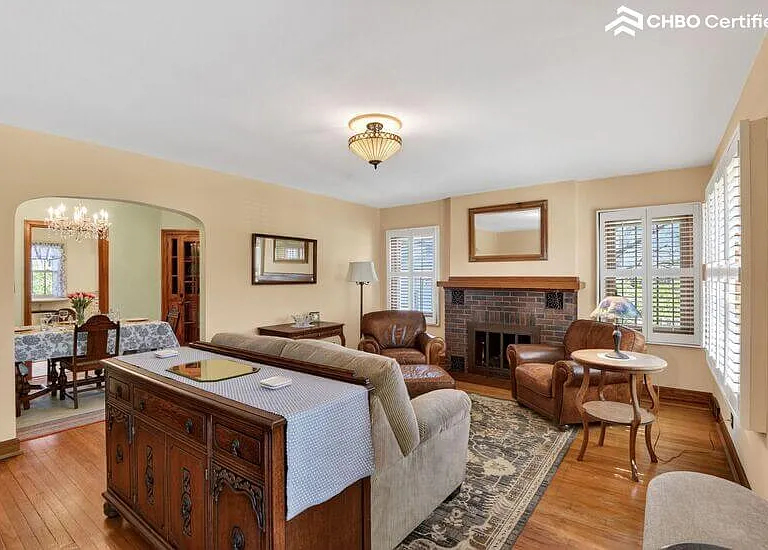 Mix of contemporary and period furnishings