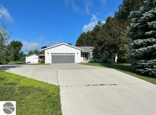 9697 E 40 1/2 Rd, Cadillac, MI 49601