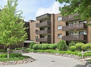690 Chandler Rd APT 103, Gurnee, IL 60031
