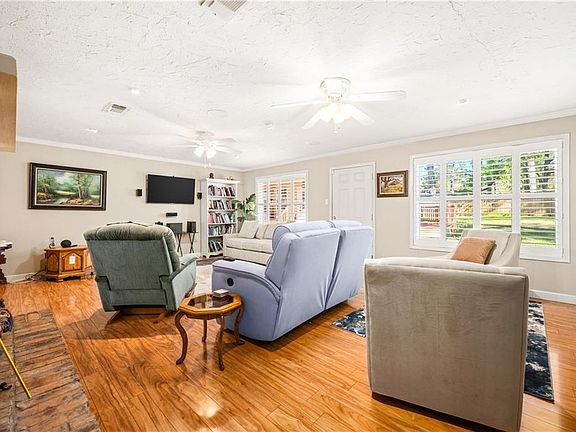 3rd image of 115 Agnes Ln