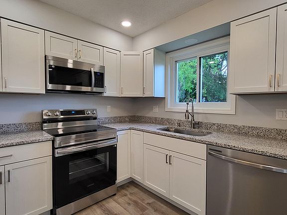 3rd image of 524 Wood Way