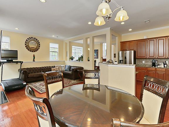 3rd image of 4715 Manor Dr