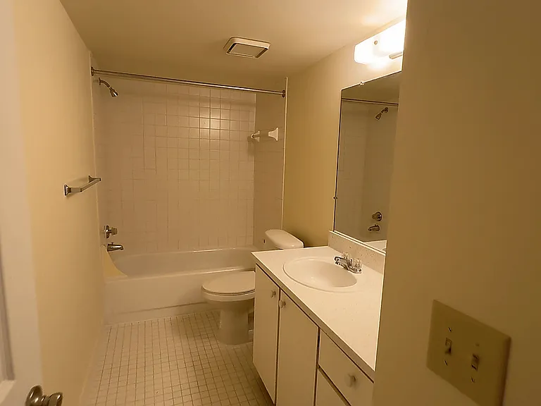 Lakeside Village Apartments — Photo 133
