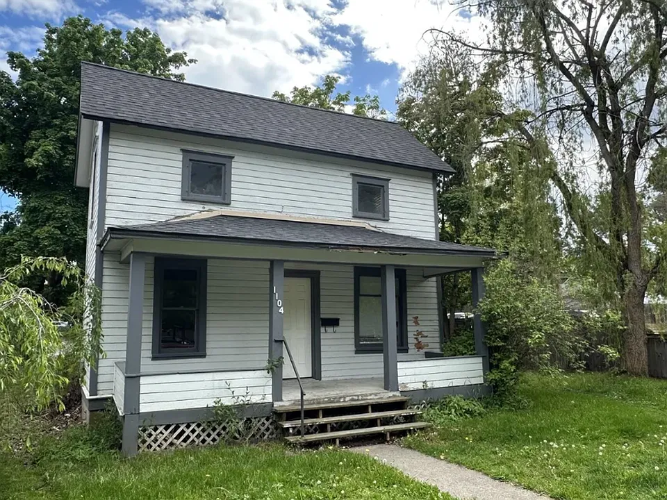 1104 E Lakeside Ave