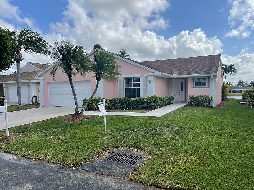 Beautiful Beach Style Home
The homes's main entranace captures the essence of a botique lakeside resort, featuring relaxed, coastal architecture and a graceful, open design