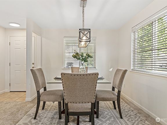 Formal dining room>