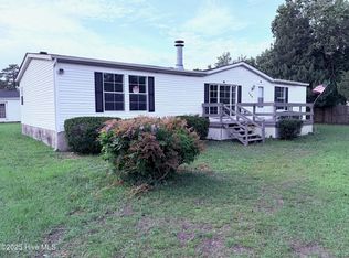 165 Oyster Ln, Hubert, NC 28539