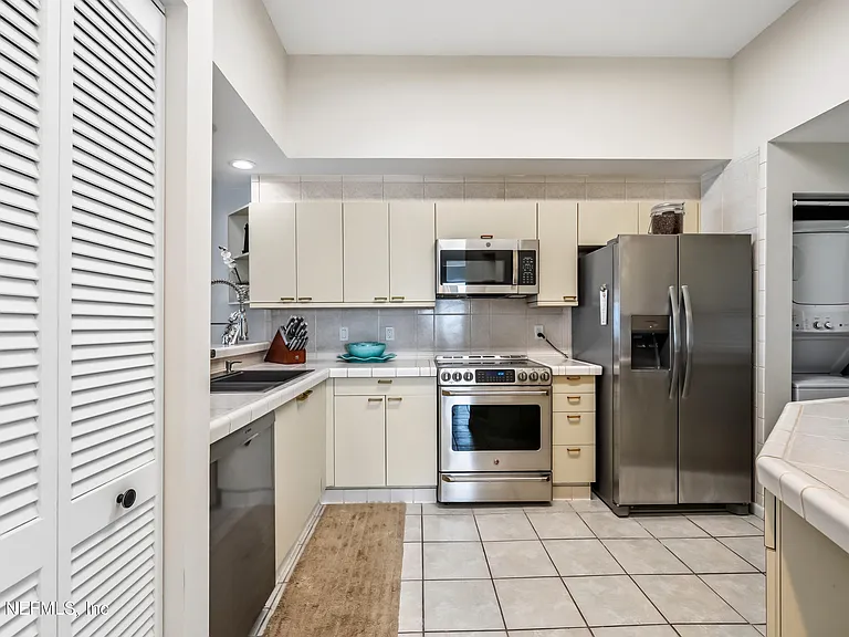 75 Comares Ave #3A — Photo 10
