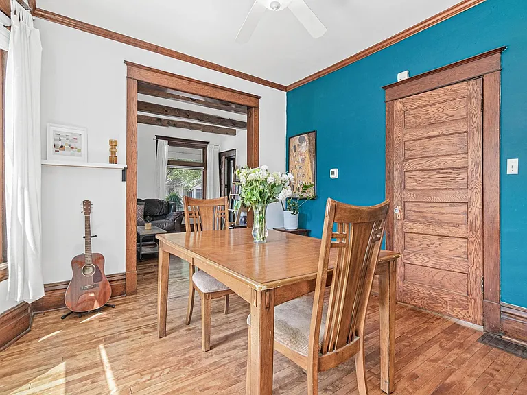 1002 Oxford St N — Photo 11