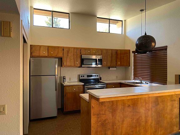 2nd image of 913 Del Oro Pl