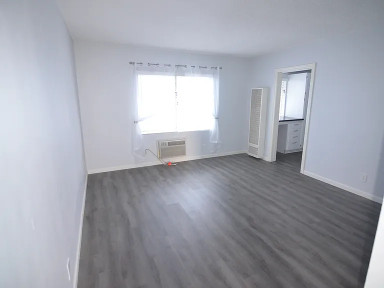 6919 Sepulveda — Photo 6