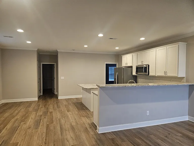 143 E Elderberry St — Photo 3
