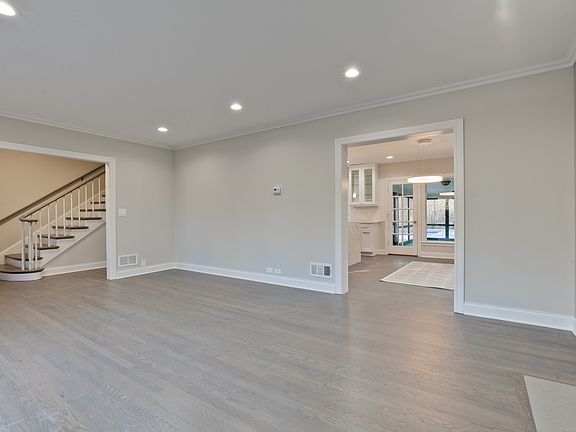 4th image of 334 Roger Williams Ave