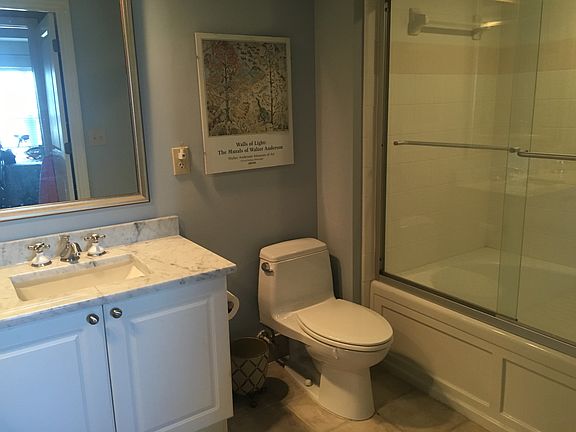 4th image of 400 Bay St