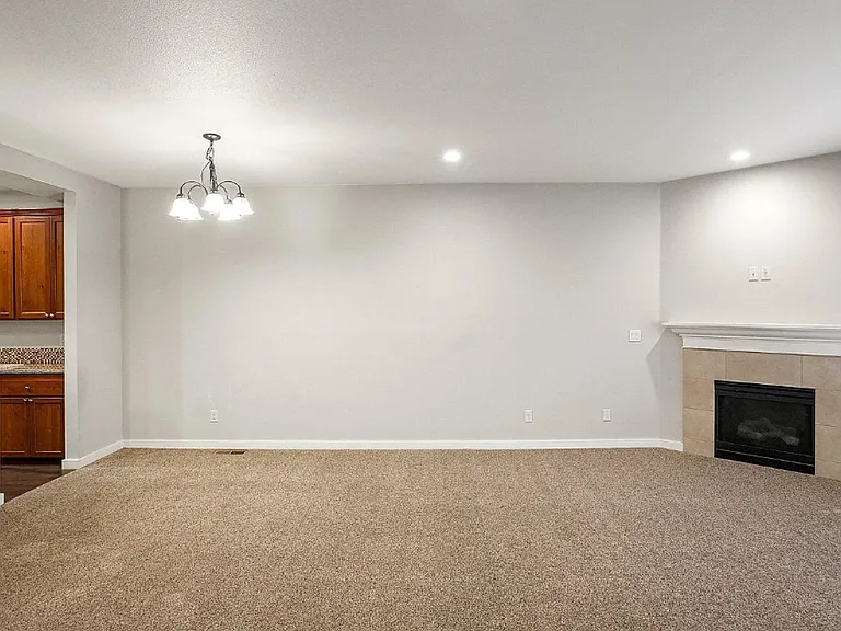 384 Market St NE — Photo 10