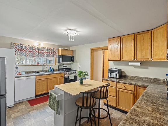 4th image of 405 Raymond Street