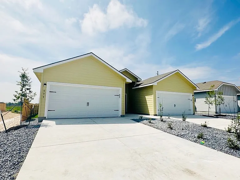 535 Grayson Ln — Photo 2