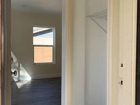 Entrance / Coat closet