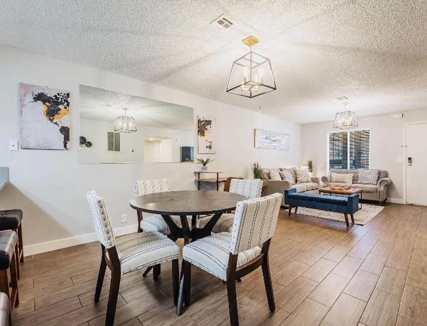 2 bed, 922 sqft, $3,000 — Photo 2