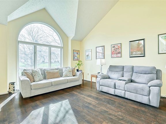3rd image of 27 Edenfield Rd