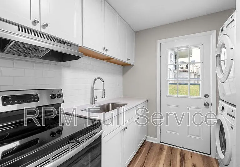 895 W Sharpe Ave #B — Photo 24