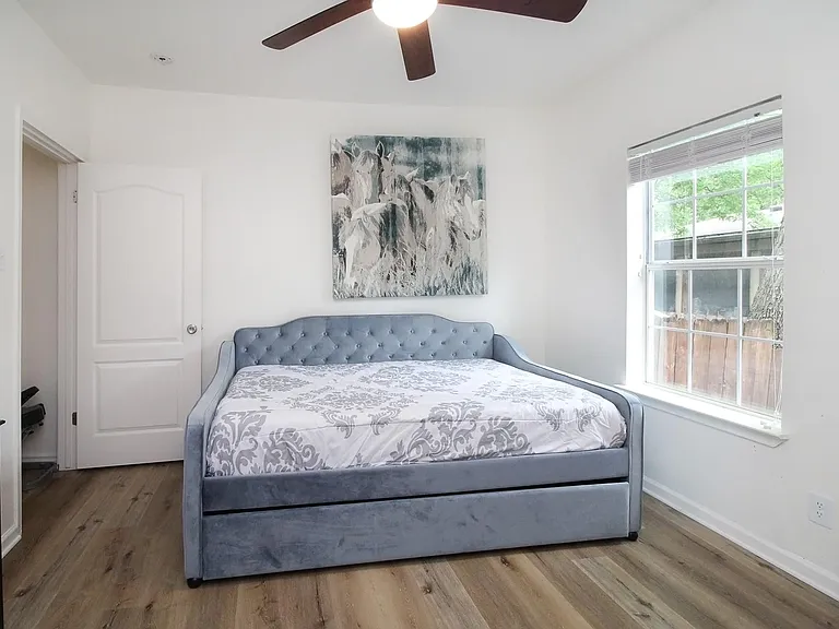 5411 Hudson St — Photo 11
