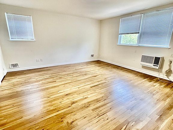4th image of 2726 Mill Ave #1