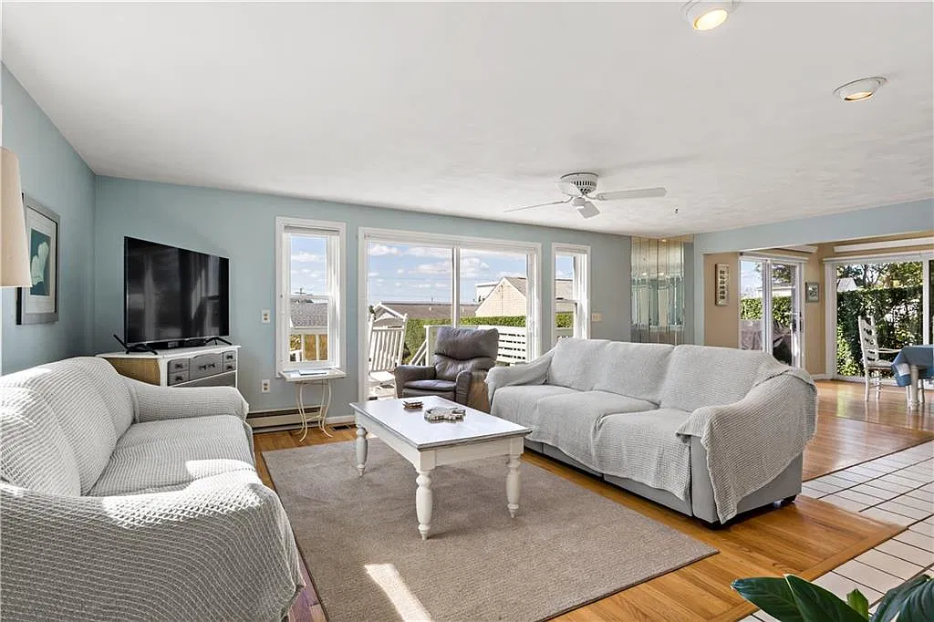 3 bed, 2.0 bath, 1708 sqft, $3,000 — Photo 2