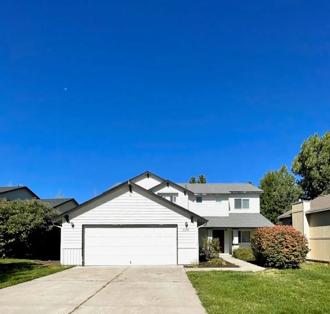 Newer paint & flooring in this 5 bedroom home in Elkhorn Estates! — Photo 1