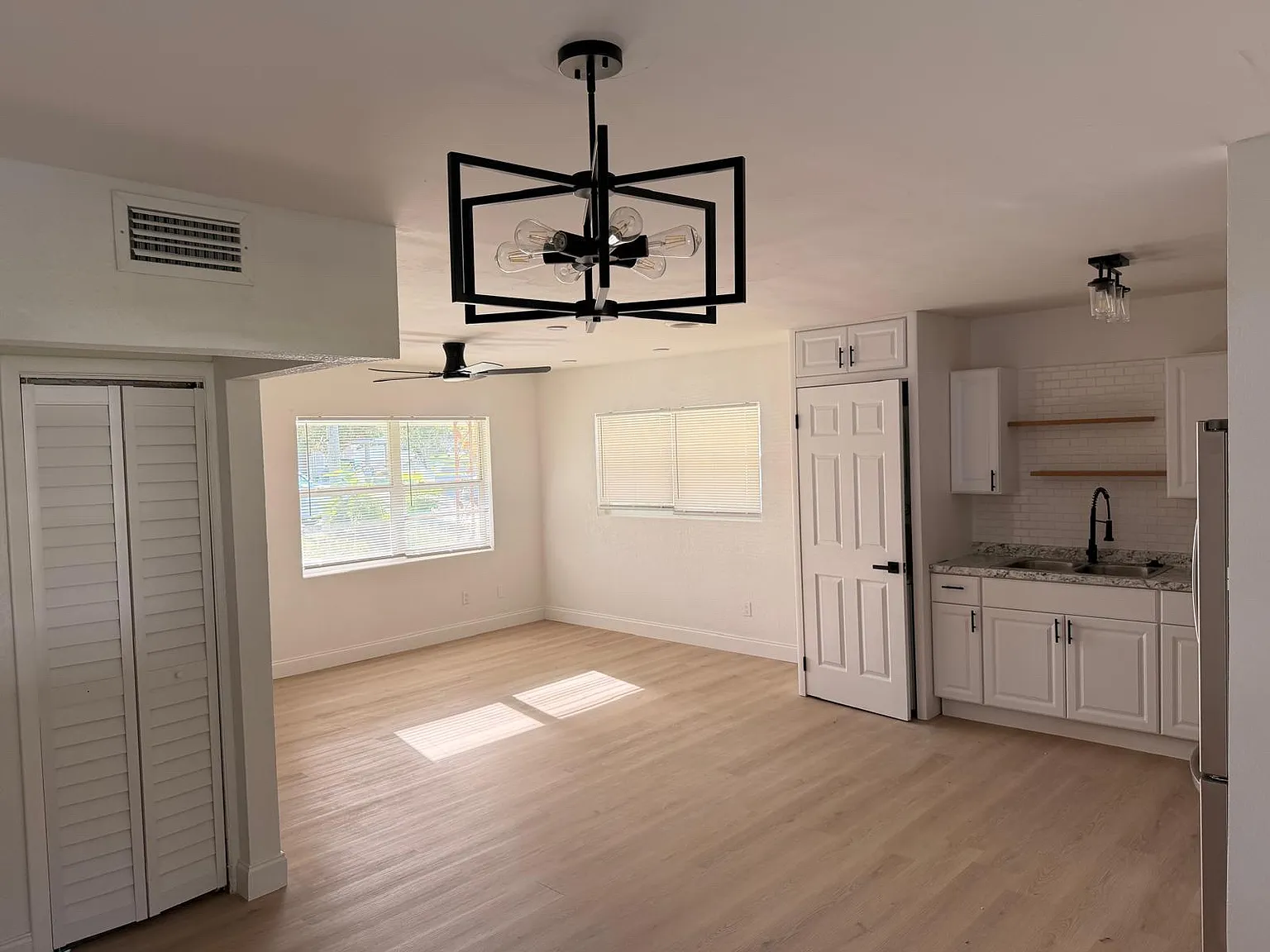3 bed, 1200 sqft, $2,300 — Photo 3
