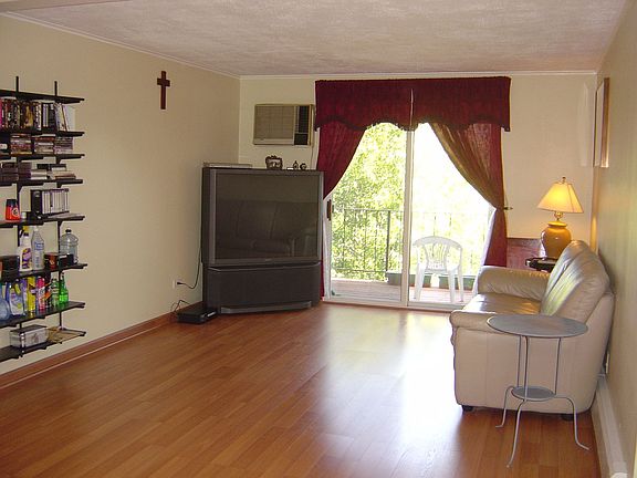 3rd image of 1175 Valley Ln #5-301